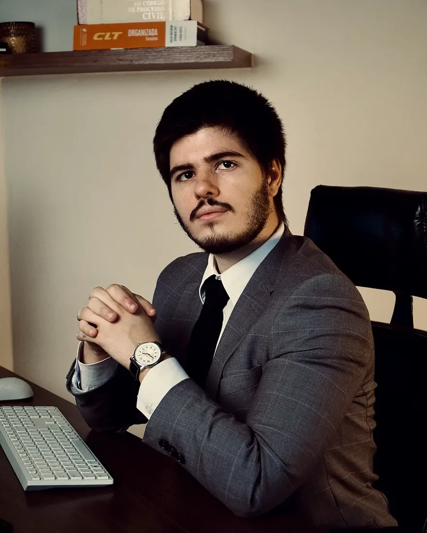 Dr. Arthur Galante da Cunha à mesa do escritório
