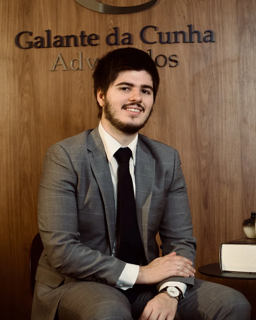 Dr. Arthur Galante da Cunha sorrindo no escritório