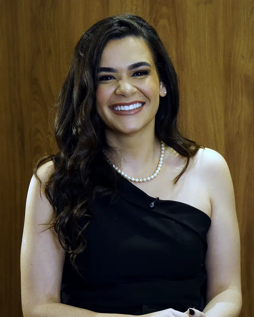 Dra. Thayanne Hayala sorrindo no escritório